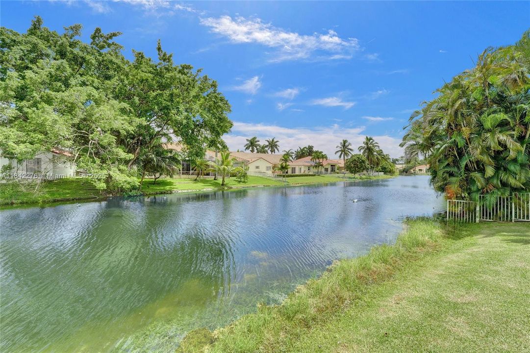 合同活跃: $950,000 (4 贝兹, 2 浴室, 2505 平方英尺)