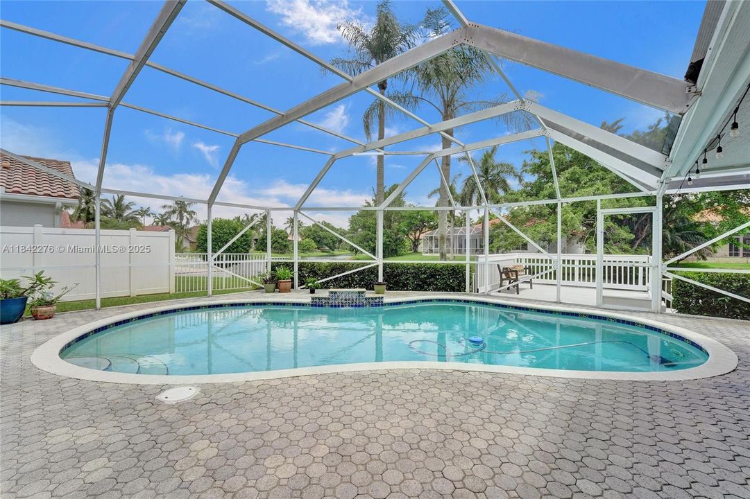 合同活跃: $950,000 (4 贝兹, 2 浴室, 2505 平方英尺)