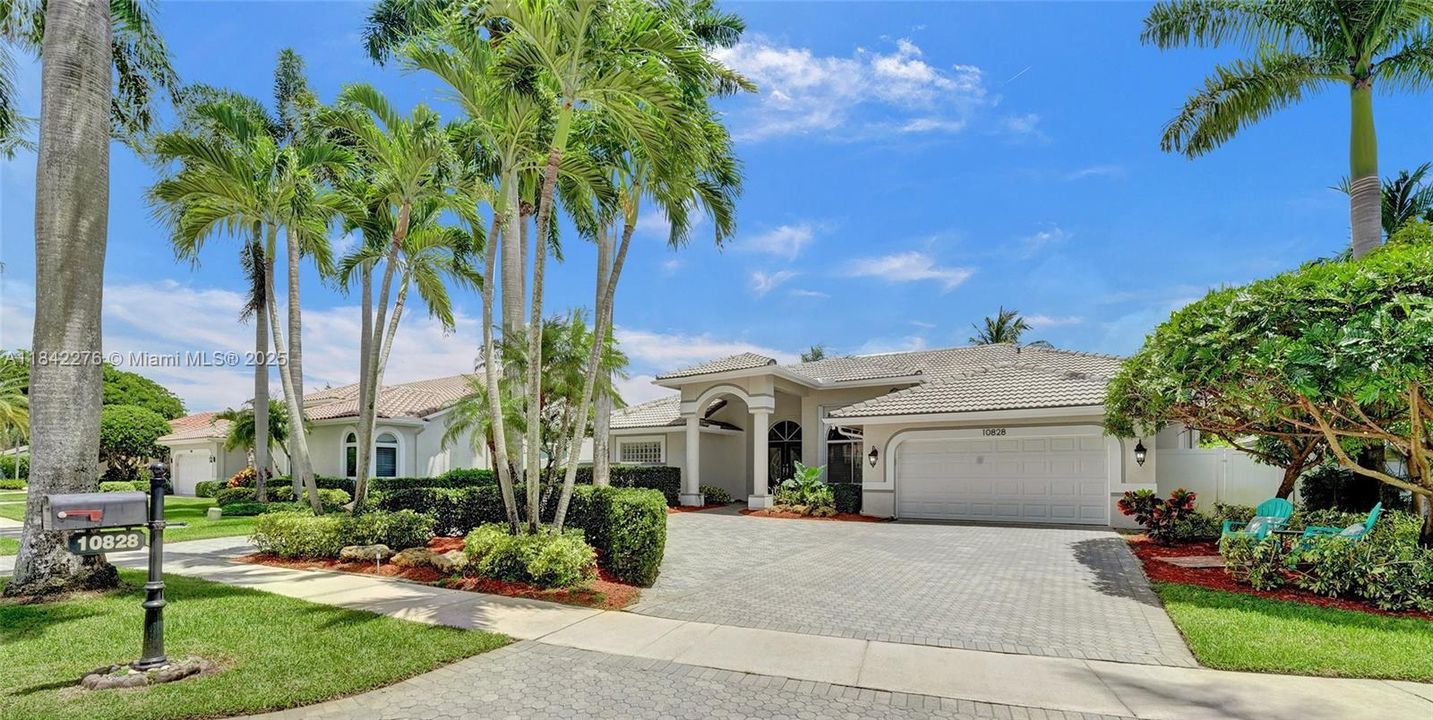 合同活跃: $950,000 (4 贝兹, 2 浴室, 2505 平方英尺)