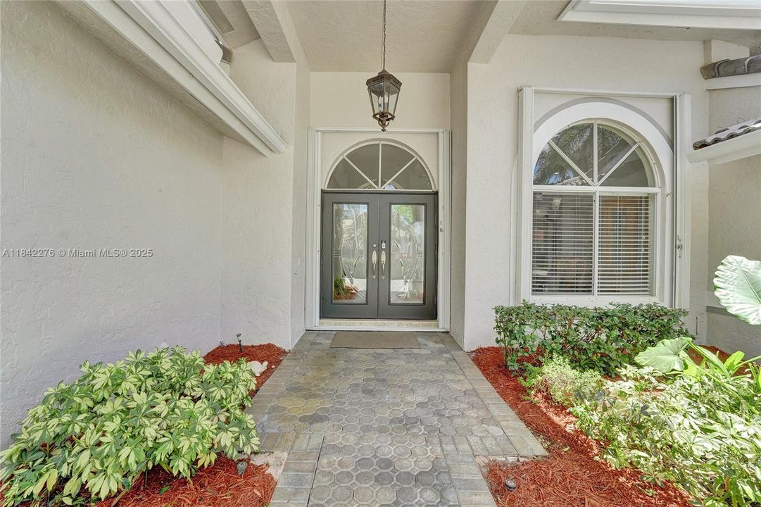 合同活跃: $950,000 (4 贝兹, 2 浴室, 2505 平方英尺)