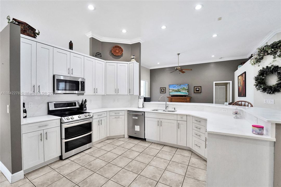 合同活跃: $950,000 (4 贝兹, 2 浴室, 2505 平方英尺)