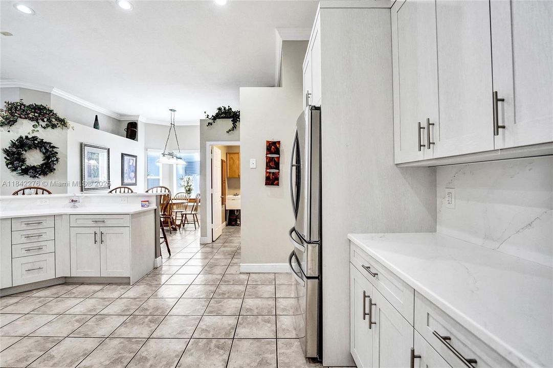 合同活跃: $950,000 (4 贝兹, 2 浴室, 2505 平方英尺)