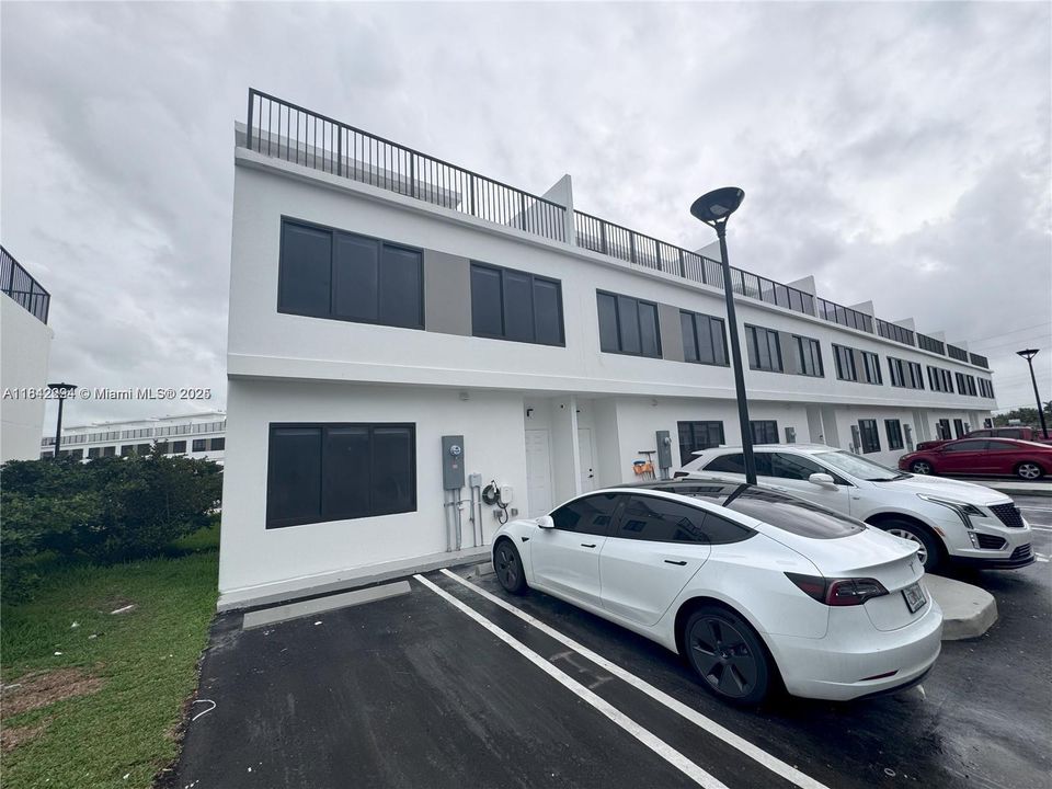 Recientemente alquilado: $3,300 (4 camas, 3 baños, 1398 Pies cuadrados)