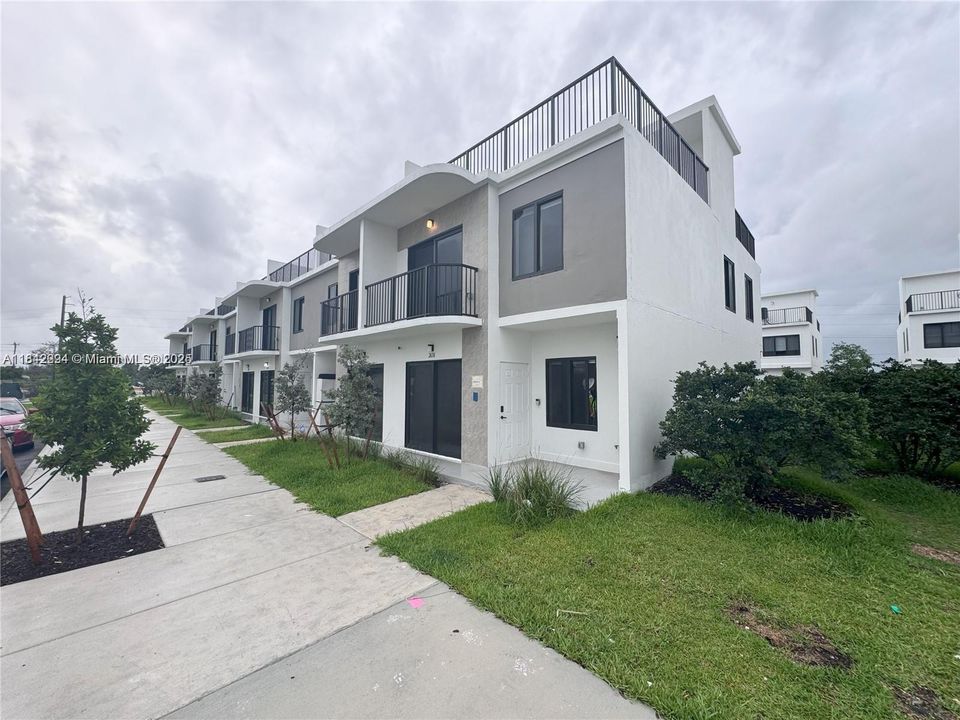 Recientemente alquilado: $3,300 (4 camas, 3 baños, 1398 Pies cuadrados)