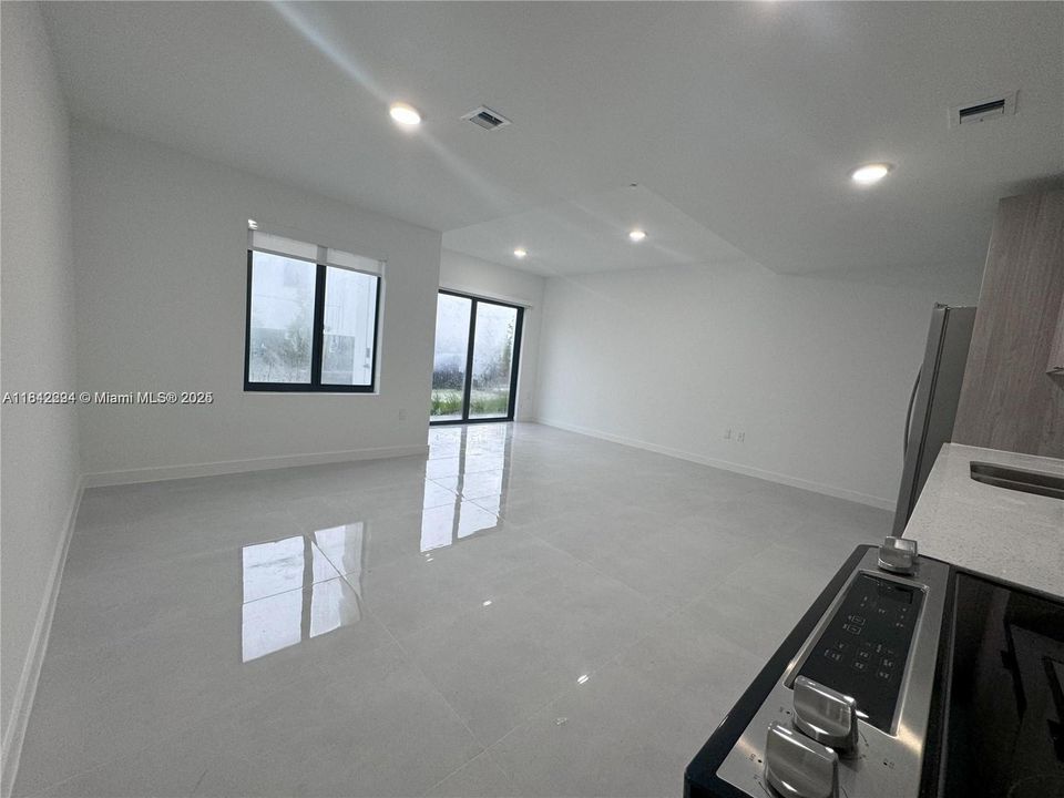 Recientemente alquilado: $3,300 (4 camas, 3 baños, 1398 Pies cuadrados)