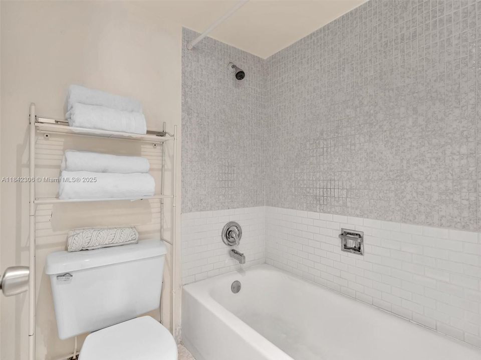 待售: $179,900 (1 贝兹, 1 浴室, 741 平方英尺)