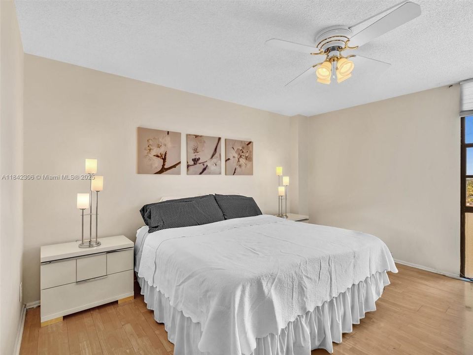 待售: $179,900 (1 贝兹, 1 浴室, 741 平方英尺)