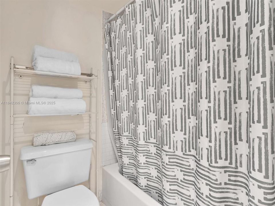 待售: $179,900 (1 贝兹, 1 浴室, 741 平方英尺)