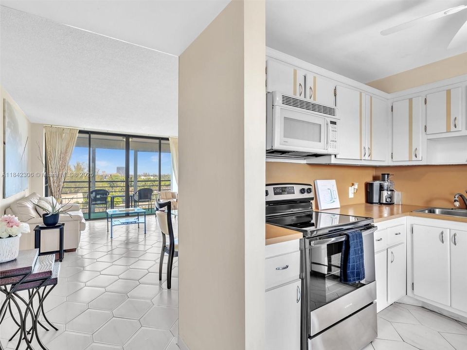 待售: $179,900 (1 贝兹, 1 浴室, 741 平方英尺)