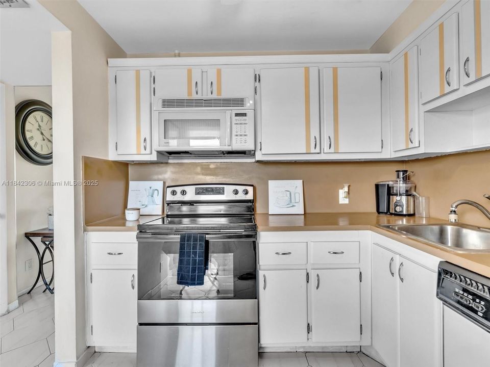 待售: $179,900 (1 贝兹, 1 浴室, 741 平方英尺)