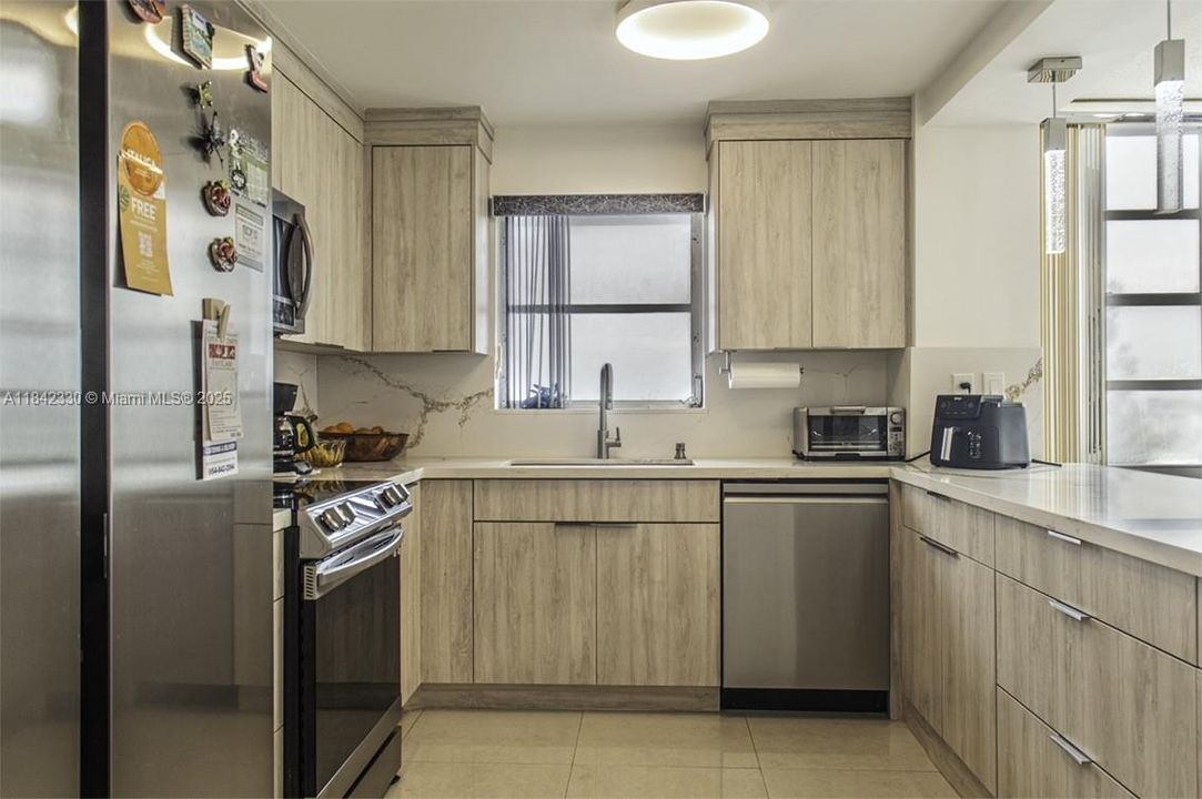 На продажу: $235,000 (2 спален, 2 ванн, 1300 Квадратных фут)