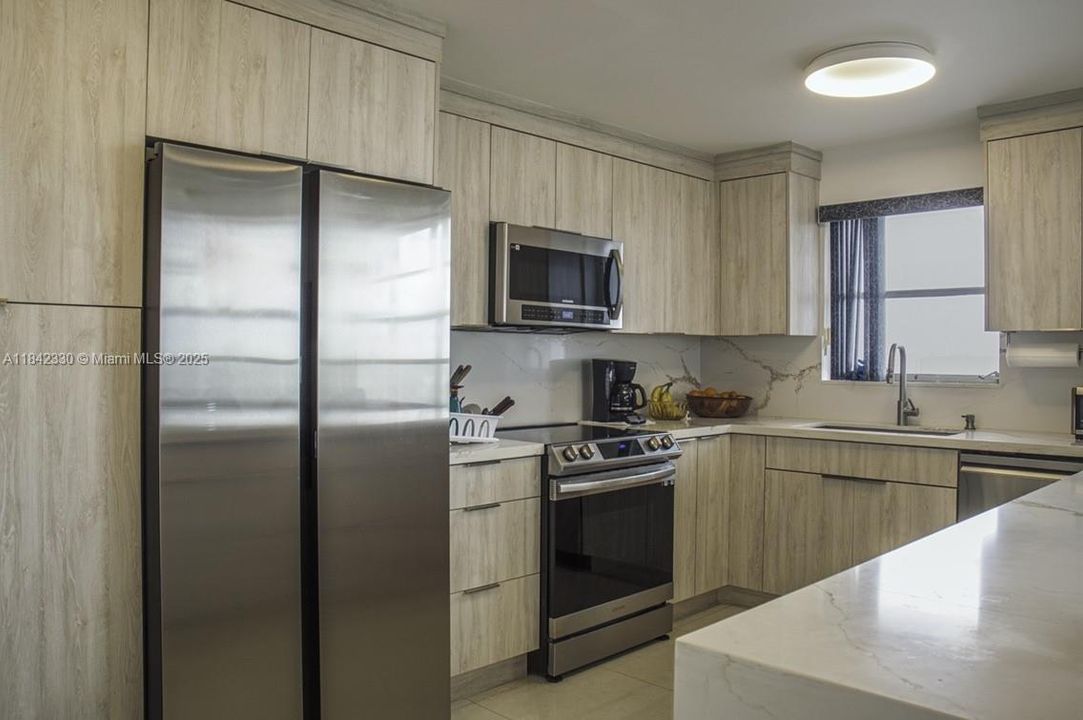 На продажу: $235,000 (2 спален, 2 ванн, 1300 Квадратных фут)