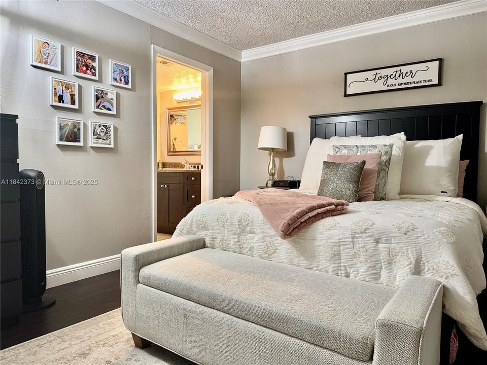 合同活跃: $325,000 (3 贝兹, 2 浴室, 1228 平方英尺)