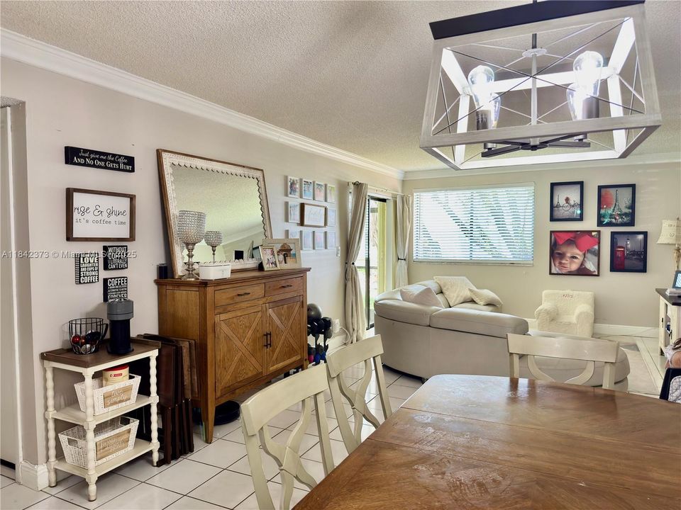 合同活跃: $325,000 (3 贝兹, 2 浴室, 1228 平方英尺)