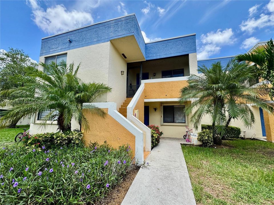 合同活跃: $325,000 (3 贝兹, 2 浴室, 1228 平方英尺)