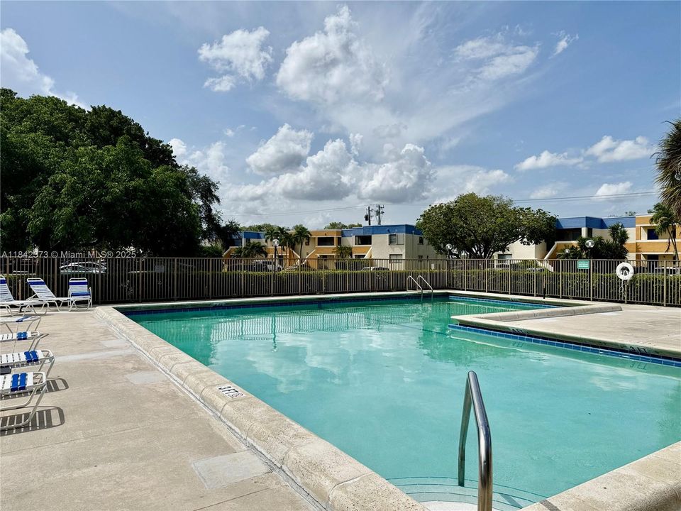 合同活跃: $325,000 (3 贝兹, 2 浴室, 1228 平方英尺)