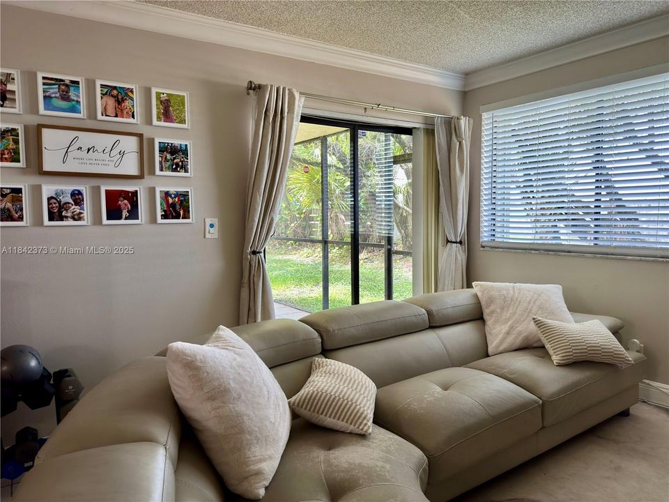 合同活跃: $325,000 (3 贝兹, 2 浴室, 1228 平方英尺)