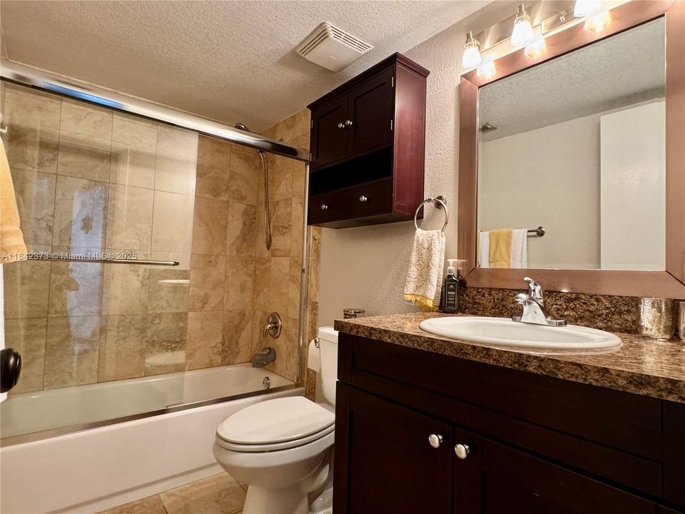 合同活跃: $325,000 (3 贝兹, 2 浴室, 1228 平方英尺)