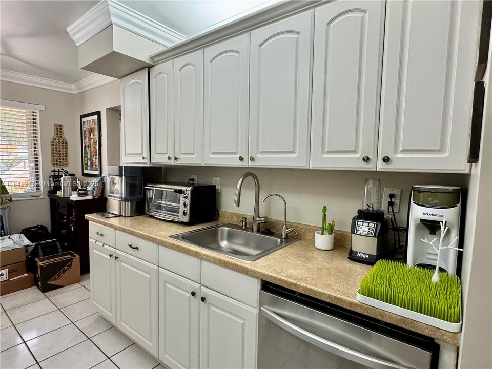 合同活跃: $325,000 (3 贝兹, 2 浴室, 1228 平方英尺)