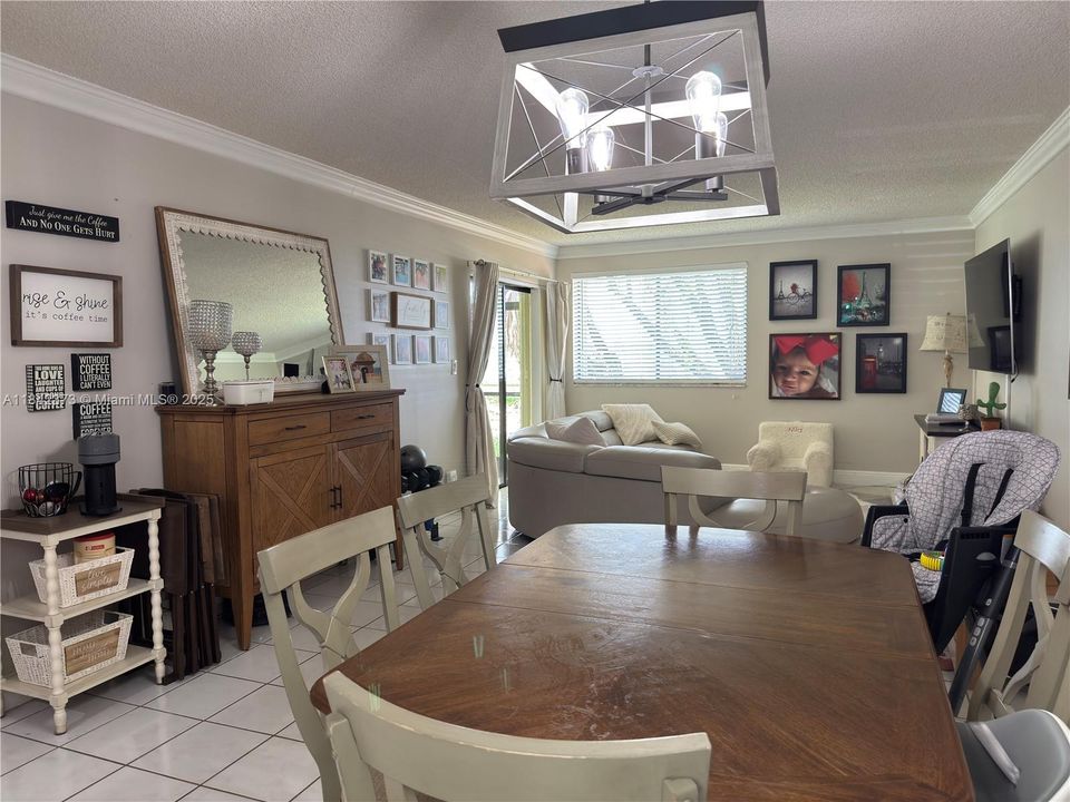 合同活跃: $325,000 (3 贝兹, 2 浴室, 1228 平方英尺)