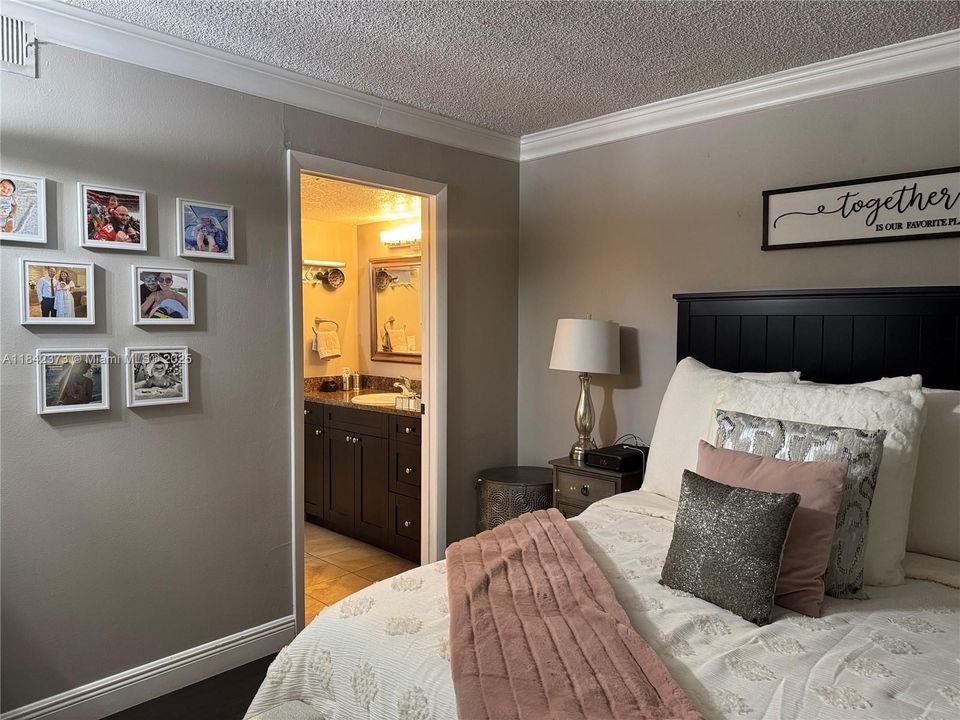 合同活跃: $325,000 (3 贝兹, 2 浴室, 1228 平方英尺)