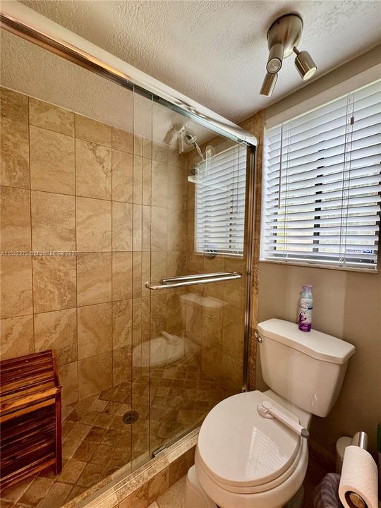 合同活跃: $325,000 (3 贝兹, 2 浴室, 1228 平方英尺)