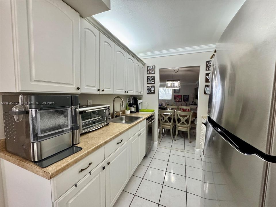 合同活跃: $325,000 (3 贝兹, 2 浴室, 1228 平方英尺)