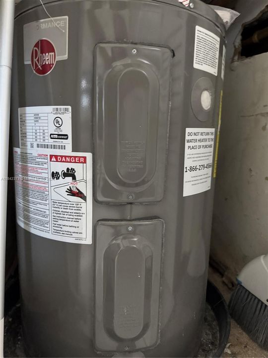 合同活跃: $325,000 (3 贝兹, 2 浴室, 1228 平方英尺)