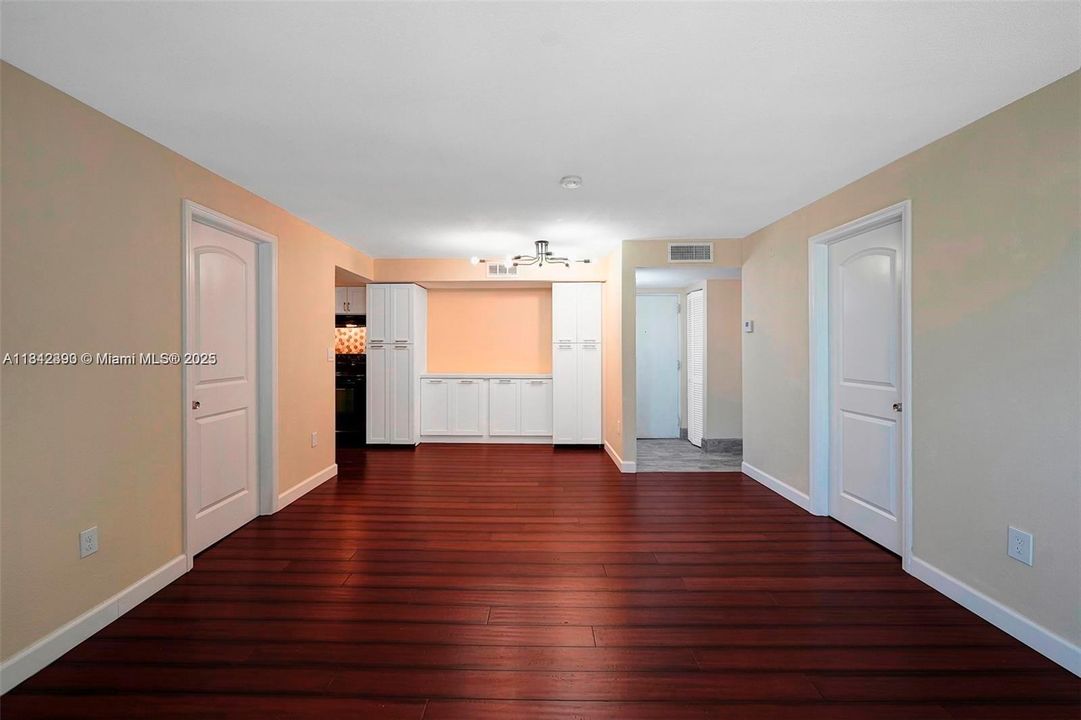 待售: $259,000 (2 贝兹, 1 浴室, 830 平方英尺)