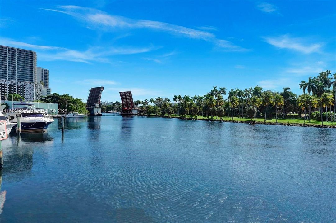 待售: $259,000 (2 贝兹, 1 浴室, 830 平方英尺)