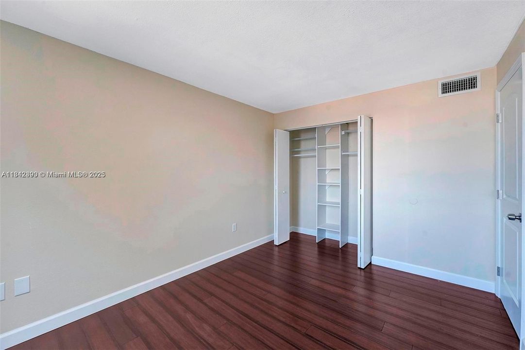 待售: $259,000 (2 贝兹, 1 浴室, 830 平方英尺)