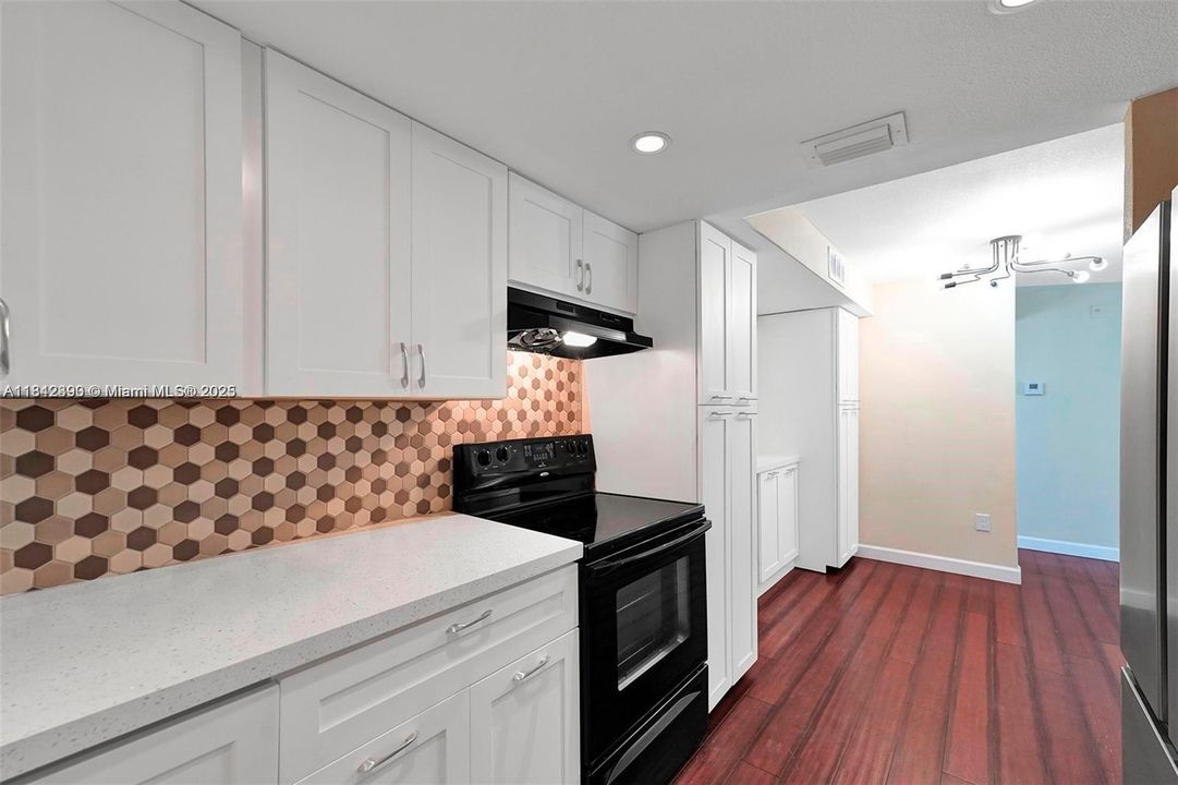 待售: $259,000 (2 贝兹, 1 浴室, 830 平方英尺)