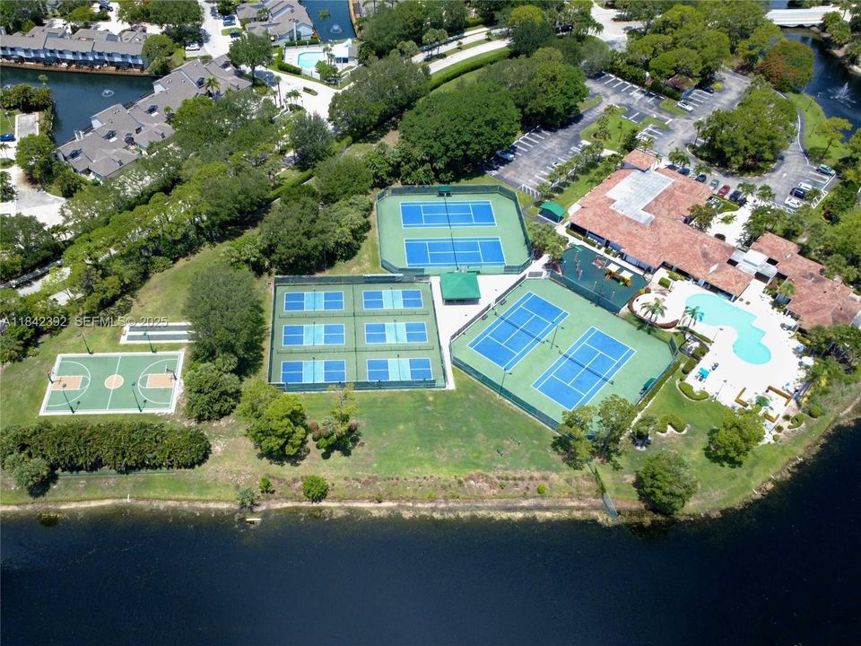 En Venta: $644,000 (3 camas, 2 baños, 2393 Pies cuadrados)