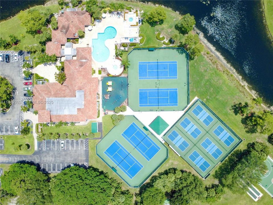 En Venta: $644,000 (3 camas, 2 baños, 2393 Pies cuadrados)