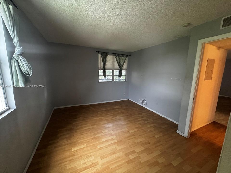 待售: $165,000 (1 贝兹, 1 浴室, 785 平方英尺)