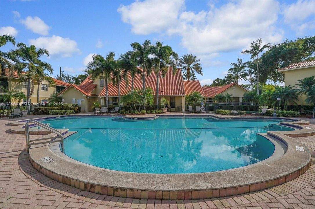 待售: $165,000 (1 贝兹, 1 浴室, 785 平方英尺)