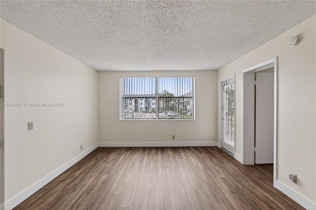 На продажу: $155,000 (1 спален, 1 ванн, 728 Квадратных фут)