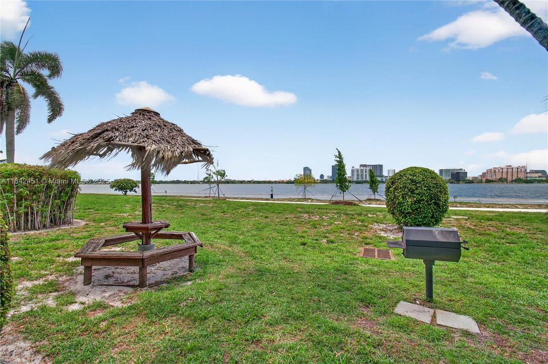 На продажу: $155,000 (1 спален, 1 ванн, 728 Квадратных фут)