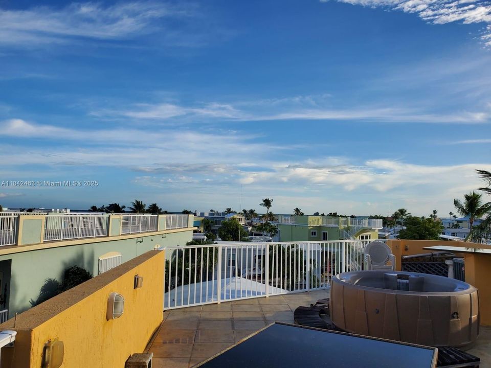 For Sale: $969,000 (2 beds, 2 baths, 943 Square Feet)