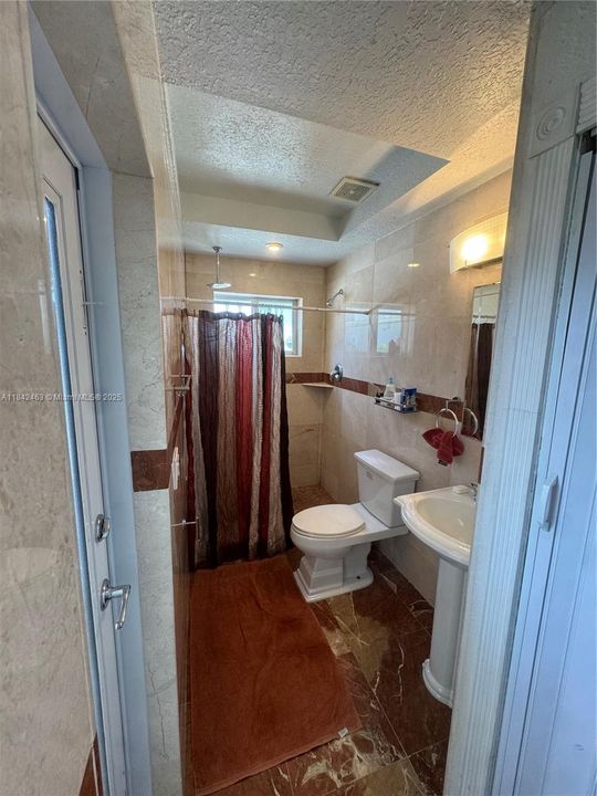 For Sale: $969,000 (2 beds, 2 baths, 943 Square Feet)