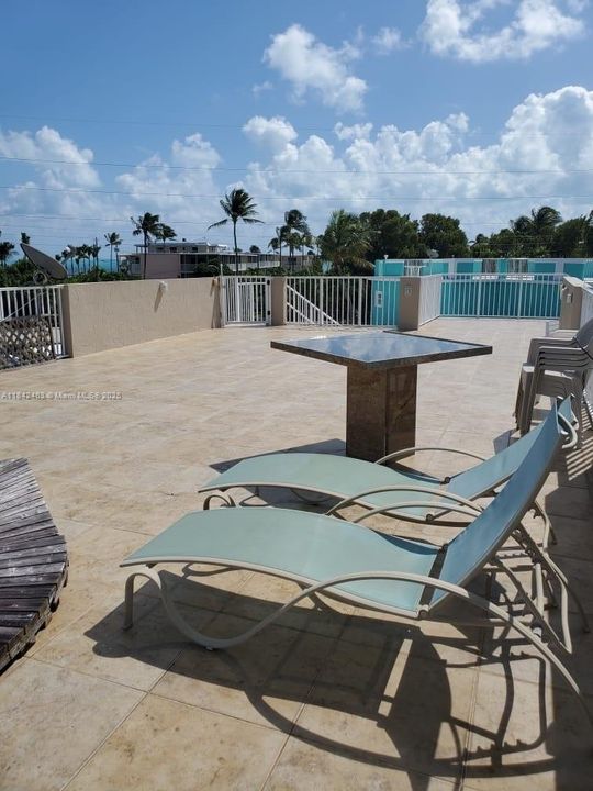 For Sale: $969,000 (2 beds, 2 baths, 943 Square Feet)