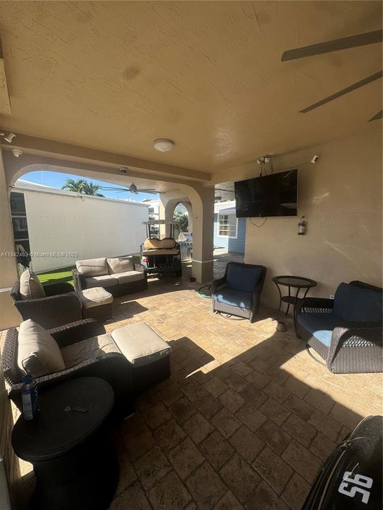 For Sale: $969,000 (2 beds, 2 baths, 943 Square Feet)