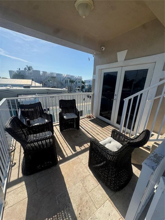 For Sale: $969,000 (2 beds, 2 baths, 943 Square Feet)