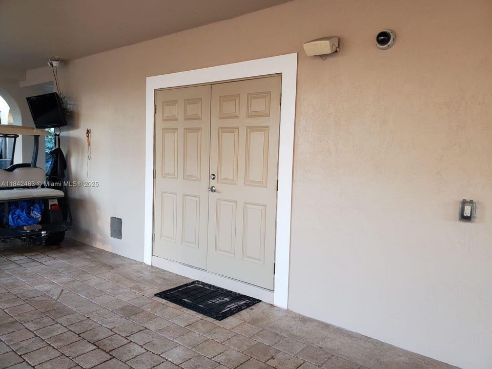 For Sale: $969,000 (2 beds, 2 baths, 943 Square Feet)