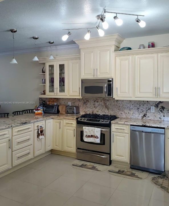 For Sale: $969,000 (2 beds, 2 baths, 943 Square Feet)