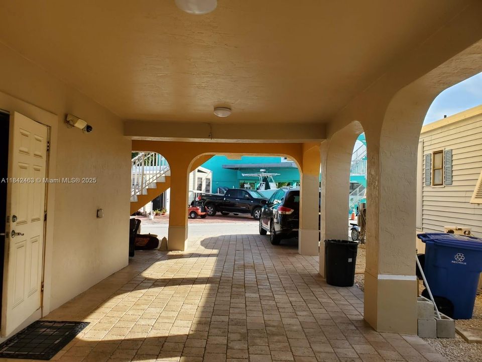 For Sale: $969,000 (2 beds, 2 baths, 943 Square Feet)