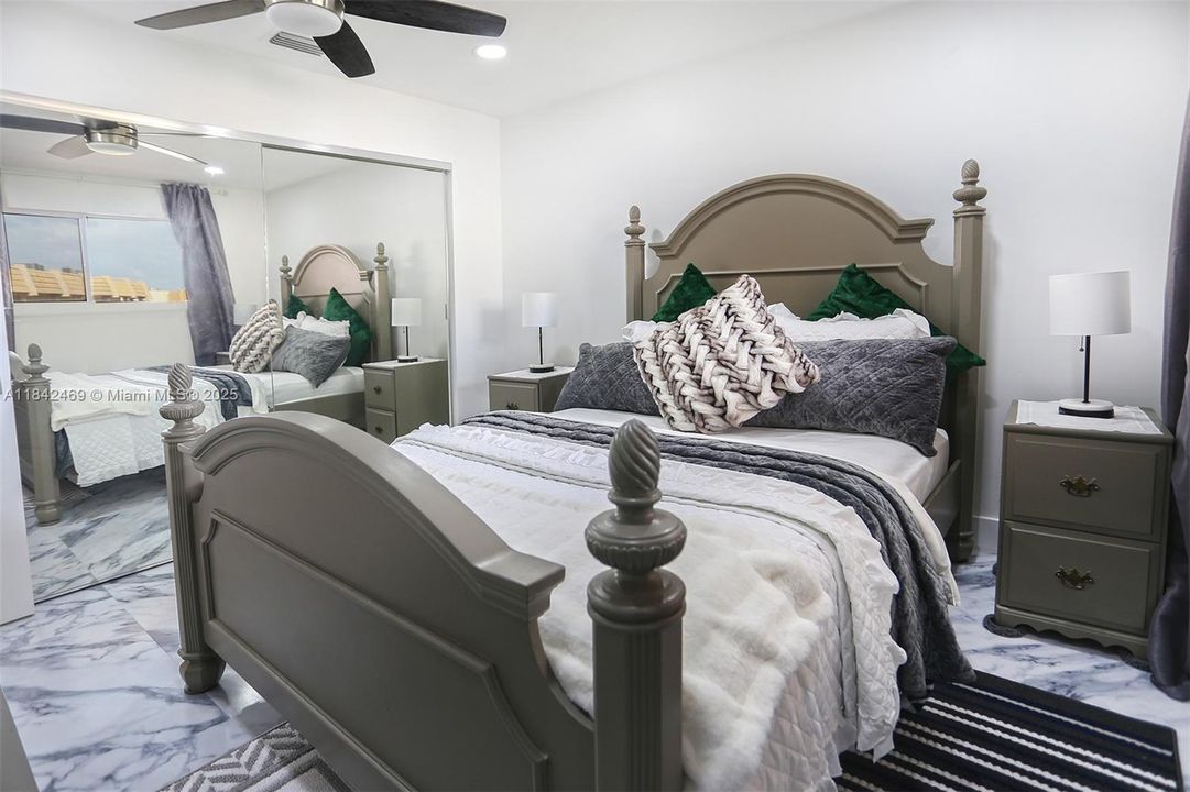 For Sale: $300,000 (2 beds, 2 baths, 970 Square Feet)