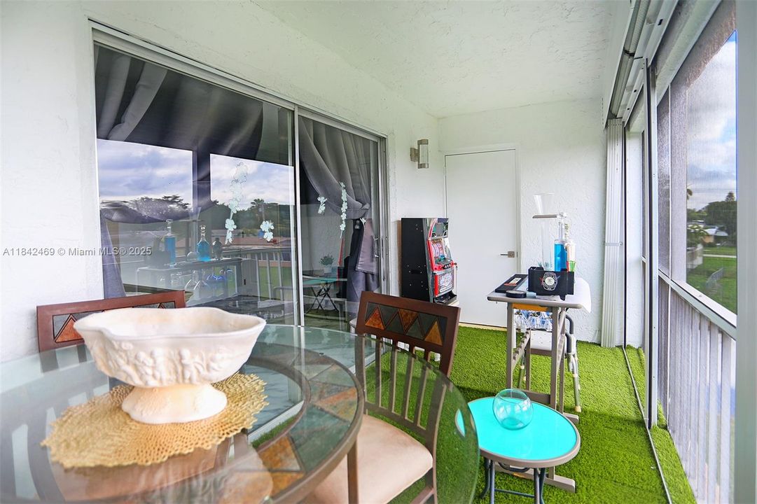 For Sale: $300,000 (2 beds, 2 baths, 970 Square Feet)