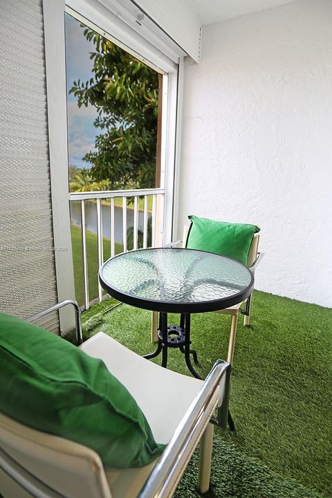 For Sale: $300,000 (2 beds, 2 baths, 970 Square Feet)