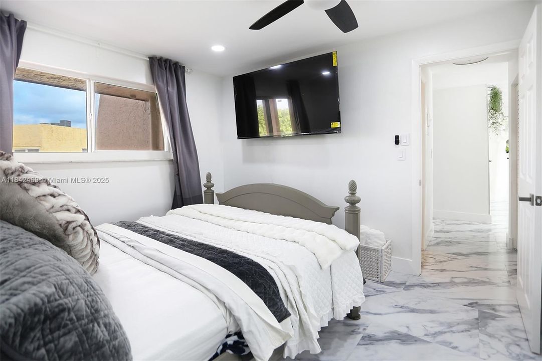 For Sale: $300,000 (2 beds, 2 baths, 970 Square Feet)